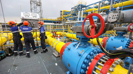 FILE PHOTO: Workers at a gas facility in Amur Region, Russia, 2021. © Pavel Lvov/Spuntik