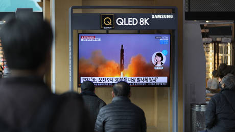 People watch a news program on North Korea's missile test at a train station in Seoul, South Korea. © AP / Lee Jin-man