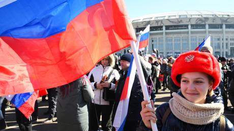 People in Moscow gather for a rally marking the eighth anniversary of Crimea's  reunification with Russia. © Sputnik / Ilya Pitalev