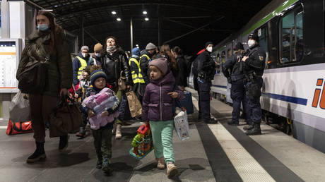 People fleeing Ukraine arrive on a train from Poland at Hauptbahnhof main railway station on March 4, 2022 in Berlin, Germany. © Getty Images / Maja Hitij