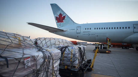 Canadian aid for Ukraine being loaded on a plane at Toronto's Pearson Airport. © AP / Chris Young