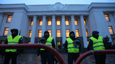 Police officers stand guard ouside the Verkhovna Rada or Ukrainian Parliament building in Kiev. © Sputnik