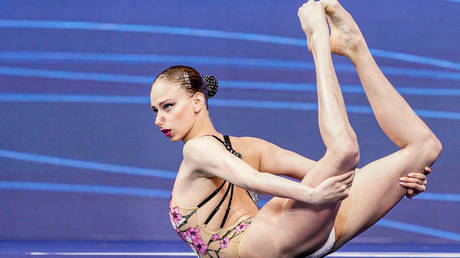 Russian synchronized swimming stunner wins title by video link