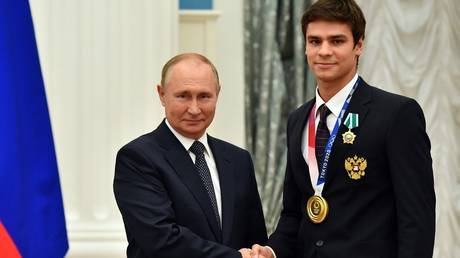 Russian Olympic champion Evgeny Rylov with Vladimir Putin. © Sputnik / Evgeny Biyatov