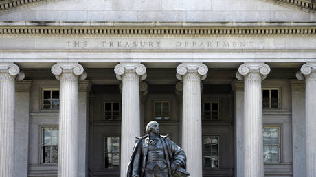 FILE PHOTO: A statue of Albert Gallatin, a former US Secretary of the Treasury, stands in front of The Treasury Building in Washington, DC. © Robert Alexander / Getty Images