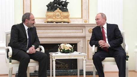 File photo: Russian President Vladimir Putin (R) meets with Armenian PM Minister Nikol Pashinyan (L) in Moscow, Russia, December 27, 2018.