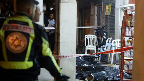 Israeli security forces and emergency personnel gather at the scene of a shooting attack on March 29, 2022 in Bnei Brak. © JACK GUEZ / AFP