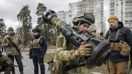 A member of the Ukrainian Territorial Defense Forces with a British-supplied NLAW anti-tank weapon in Kiev, Ukraine, March 9, 2022. © AP/Efrem Lukatsky