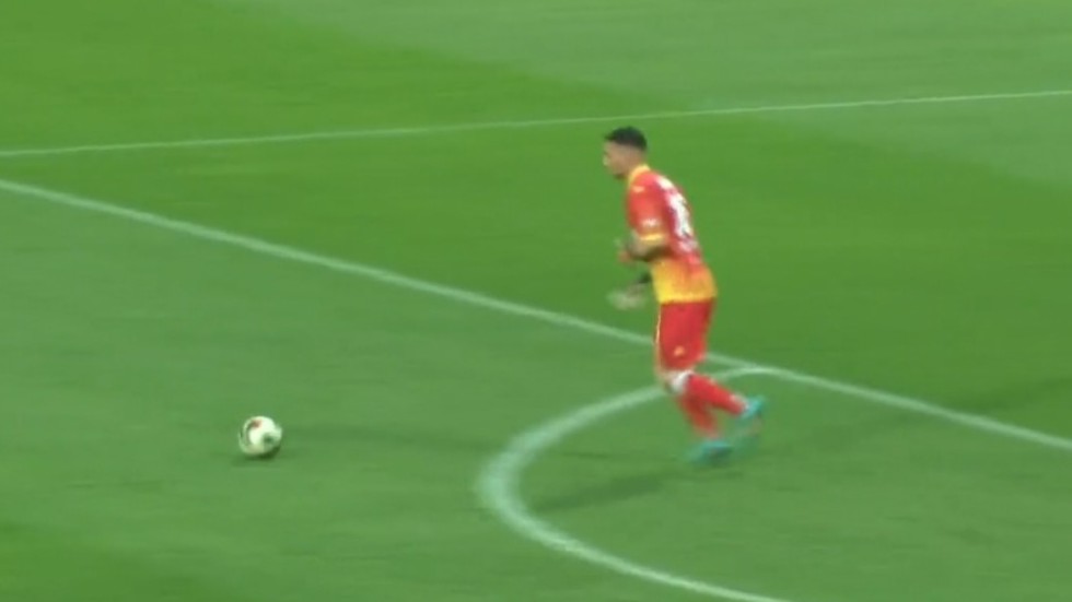 Goalkeeper scores stunning goal deep in own half (VIDEO)
