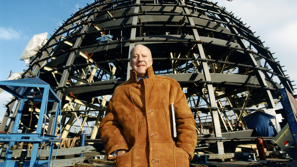 Norman Foster proposes ‘city of the future’ for Ukraine