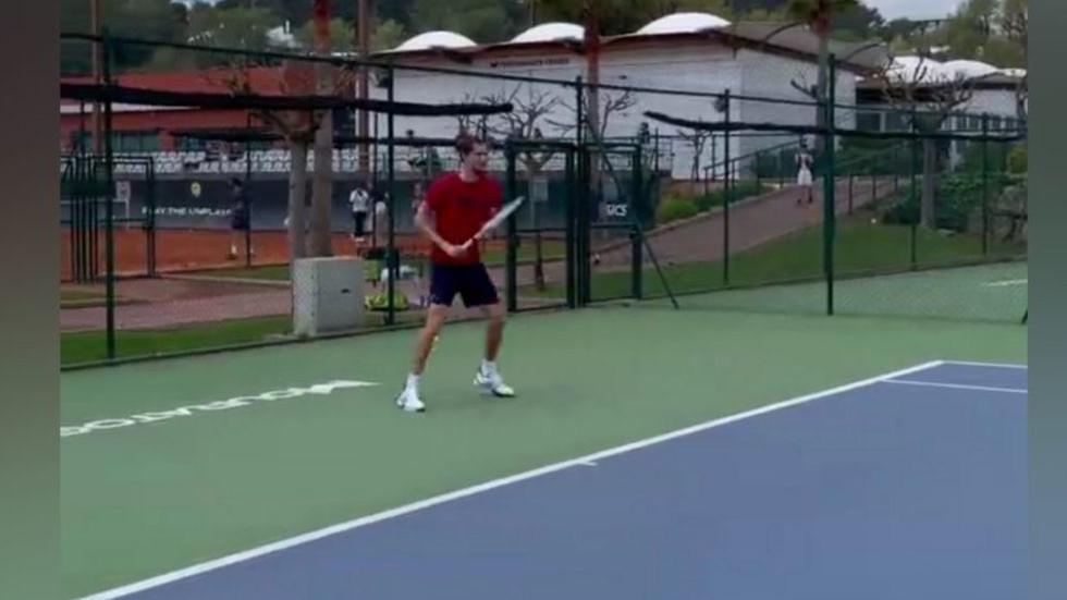 Medvedev back in training as Russian star steps up comeback plans (VIDEO)
