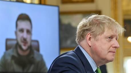 Boris Johnson listens as Volodymyr Zelensky speaks by video link to attendees of a meeting in London. ©Justin Tallis - WPA Pool / Getty Images