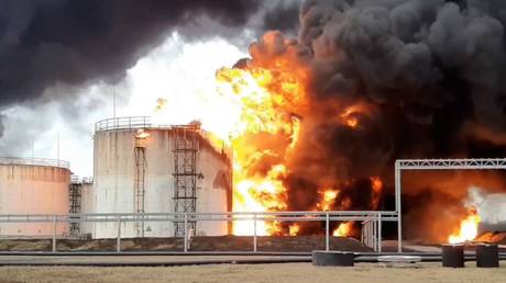A fire at an oil terminal in Belgorod, Russia, April 1, 2022. © Russian Emergencies Ministry/Sputnik