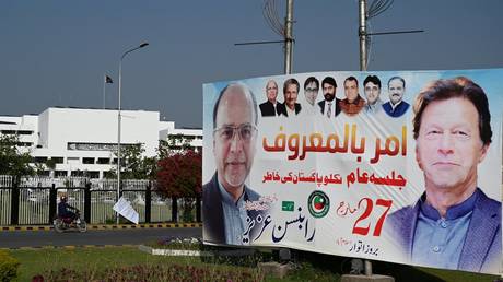 Poster featuring Khan on Parliament building © AFP / Aamir Qureshi