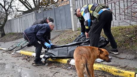 Bodies being removed from the streets of Bucha, not far from the Ukrainian capital Kiev. © AFP / Sergei Supinsky
