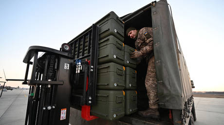 A Ukrainian soldier moves US-made Stinger air defense missiles at Boryspil International Airport near Kiev, February 2022. © Sergei Supinsky/AFP