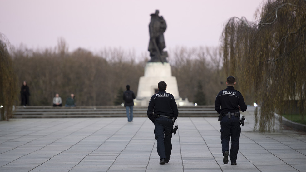Berlin clarifies stance on Russian and Ukrainian flags ban