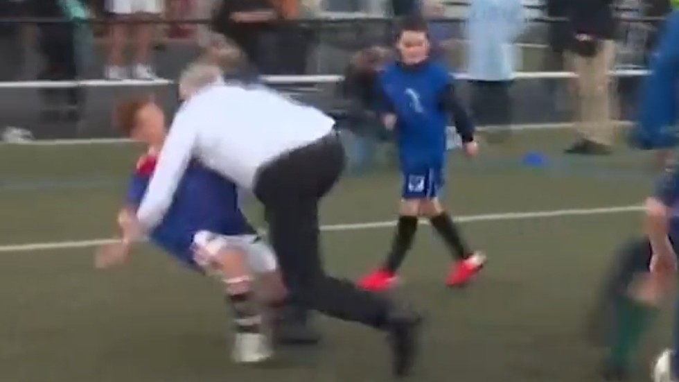 Aussie PM bulldozes youngster in awkward campaign gaffe (VIDEO)