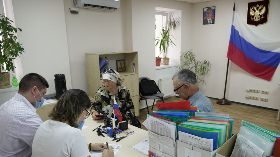 Ukraine to punish own citizens for getting Russian passports