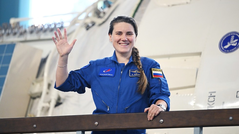 US delivers Russian cosmonaut to orbit