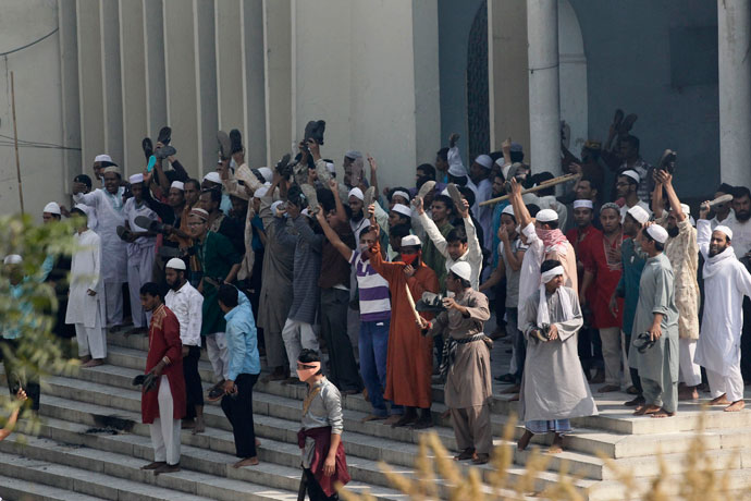 Activists from 12 Islamist parties stand at the entrance to the national mosque during a clash with the police in Dhaka February 22, 2013.(Reuters / Andrew Biraj)