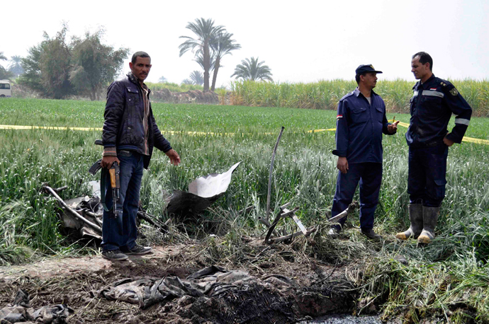 Egyptian security forces inspect the site where a hot air balloon exploded over the ancient temple city of Luxor on February 26, 2013 (AFP Photo / Str))