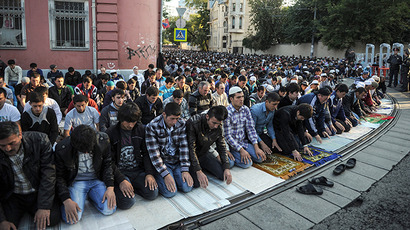 Moscow Muslims celebrate Eid Al-Fitr with morning prayers. (RIA Novosti / Vladimir Astapkovich)