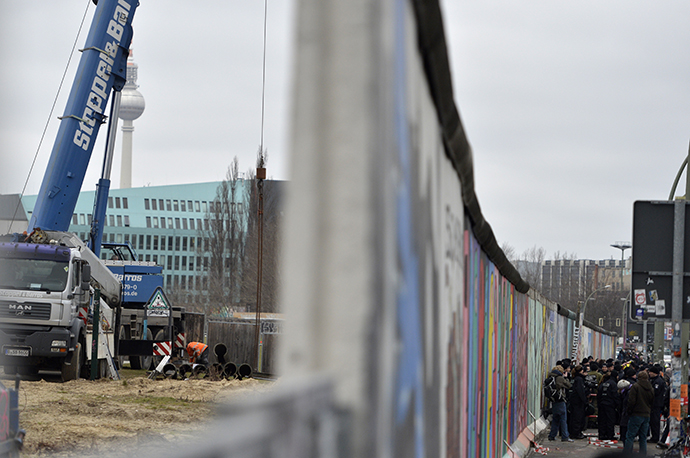 People protest against the removal of a section of the East Side Gallery, a 1,3 km long remainder of the Berlin Wall. (AFP Photo / Odd Andersen)