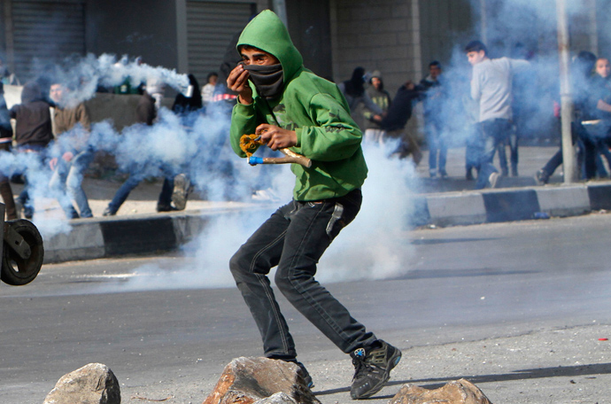Palestinian protesters run away from tear gas fired by Israeli forces during clashes at Hawara checkpoint near the West Bank city of Nablus March 1, 2013 (Reuters / Abed Omar Qusini)