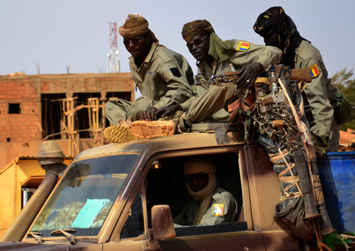 Chadian soldiers on a truck leaving Niamey for the Malian border (AFP Photo / Boureima Hama)