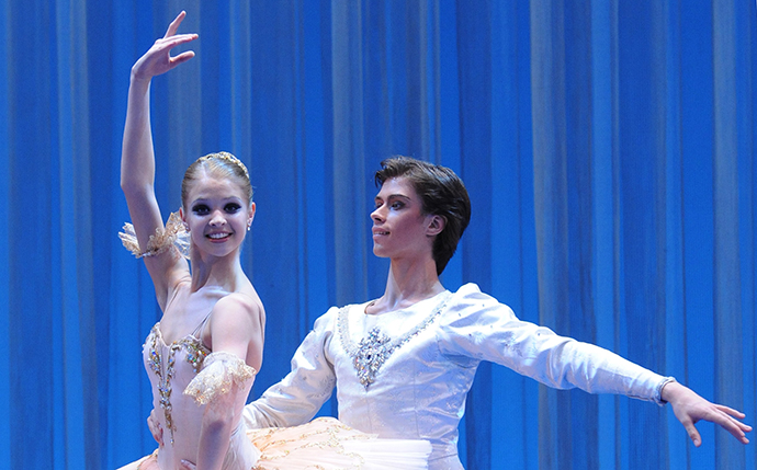 Anzhelina Vorontsova and Artyom Ovcharenko at a gala performance in the Bolshoi Theater. (RIA Novosti / Sergey Pyatakov)
