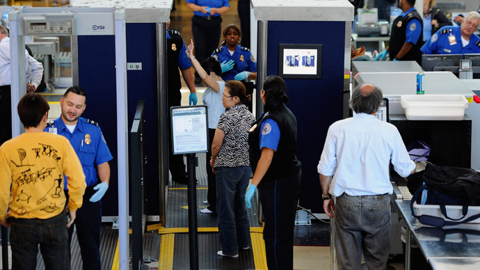 Federal agent with fake bomb passes through TSA screening