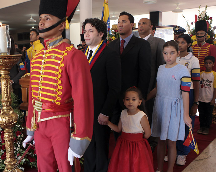 This handout picture released by Venezuelan presidency press office shows Venezuelan conductor and violinist Gustavo Dudamel(L) among others during the funeral ceremony of late Venezuelan President Hugo Chavez in Caracas, on March 8, 2013. (AFP Photo/Presidencia/Miguel Angel Angulo)