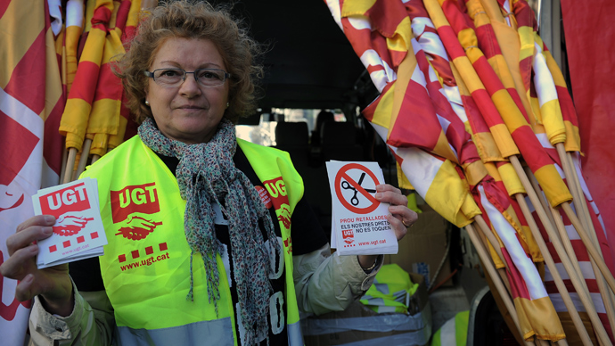 People attend a mass demonstration called by Spain's two main trade unions, CCOO and UGT to protest the country's huge unemployment rate and demand political reform on March 10, 201 in Barcelona (AFP Photo / Lluis Gene)