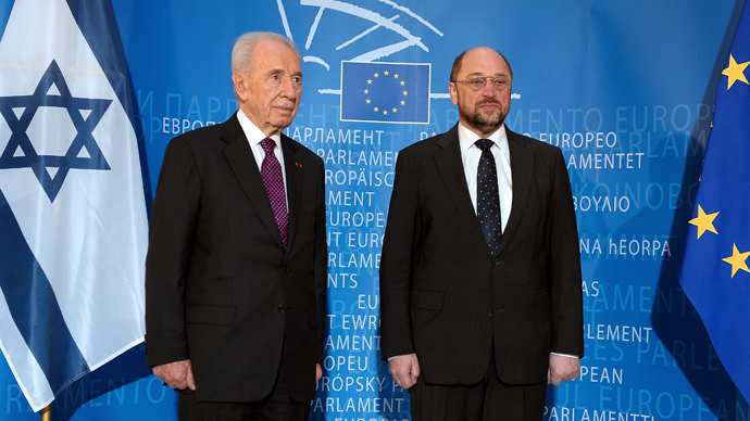 Israeli President Shimon Peres (L) and European Parliament President Martin Schulz listen to the European anthem upon arrival at the European Parliament in Strasbourg, northeastern France on March 12, 201 (AFP Photo / Frederick Florin)