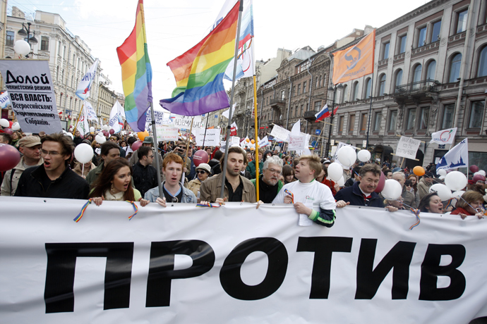 Participants in a May Day rally of opposition parties march along Nevsky Avenue (RIA Novosti / Vadim Zhernov)