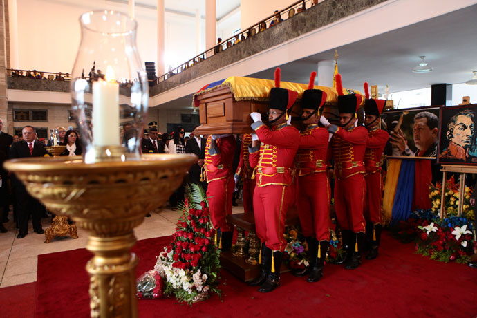 Pallbearers carry the coffin of Venezuela's late President Hugo Chavez to a hearse prior to a funeral parade in Caracas March 15, 2013.(Reuters / Miraflores Palace)