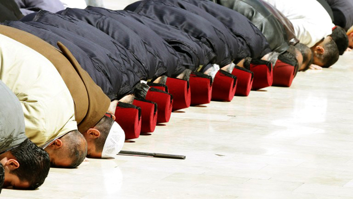 People pray in the Omayyad mosque courtyard during the funeral ceremony of Sunni Muslim cleric Mohamed Saeed al-Bouti, who died in a suicide bomb attack, on March 23, 2013 in the Syrian capital Damascus. (AFP Photo / Louai Beshara)