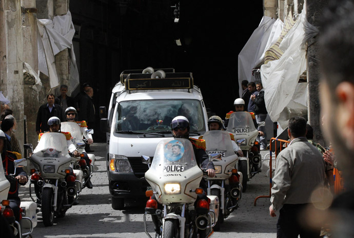 The coffin of Sunni Muslim cleric Mohamed Saeed al-Bouti, who died in a suicide bomb attack, is carried outside the Omayyad mosque after his funeral ceremony on March 23, 2013 in the Syrian capital Damascus. (AFP Photo)
