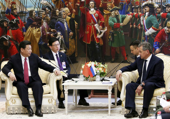 Russia's Defence Minister Sergei Shoigu (R) meets with China's President Xi Jinping in Moscow on March 23, 2013. (AFP Photo / Vadim Savitsky)