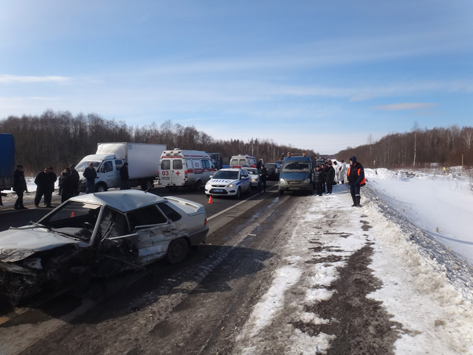 The site of a highway accident in the Vologda Region involving a bus carrying children. (RIA Novosti)