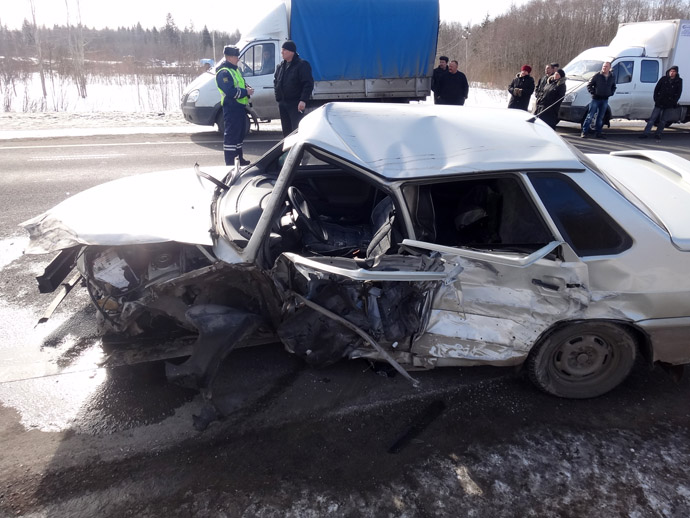 The site of a highway accident in the Vologda Region involving a bus carrying children. (RIA Novosti)