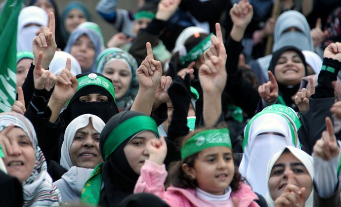 Hamas supporters take part in a rally celebrating the 25th anniversary of the founding of the Islamist movement in the West Bank city of Qalqilya, on December 15, 2012 (AFP Photo / Jaafar Ashtiyeh)