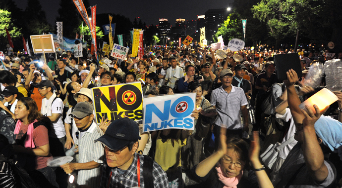 Pprotesters hold placards and shout slogans as they take part in a rally in front of Japan's parliament, to demonstrate against the use of nuclear power following the 2011 Fukushima atomic crisis, in Tokyo on July 29, 2012 (AFP Photo / Kazuhiro Nogi)