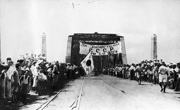 World War II of 1939-1945. The liberation of Korea from Japanese occupation. People of Pyongyang awaiting the arrival of Soviet troops. 1945.(RIA Novosti)