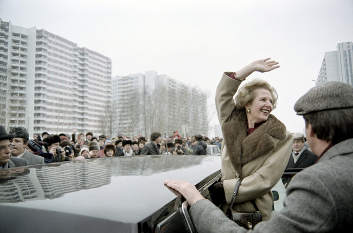 British Prime Minister Margaret Thatcher greeting curious Moscovites who gathered to see her in Moscow, during her official visit in USSR on March 29, 1987 (AFP Photo / Files / Daniel Janin