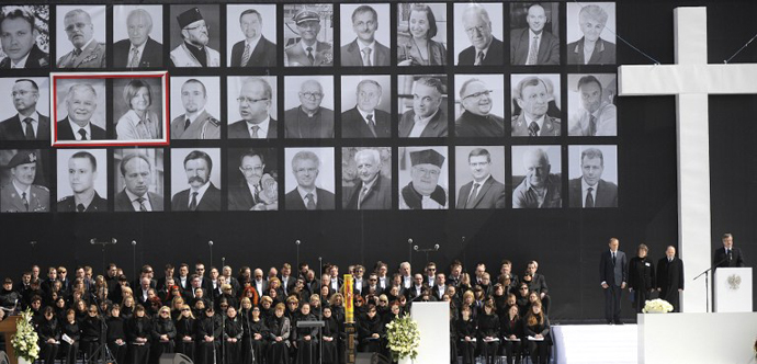 Relatives of the 96 victims of last April 10 air crash in Smolensk that killed Poland's president Lech Kaczynski attend a mass during a public memorial service on Pilsudski square in Warsaw on April 17, 2010. (AFP Photo / Jacek Turczyk)