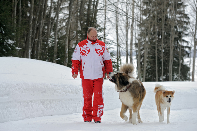 Dog day as Putin plays with pets in the snow (PHOTOS) — RT World News