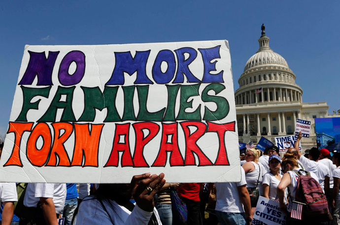 Latinos rally in favor of comprehensive immigration reform on Capitol Hill in Washington, April 10, 2013 (Reuters / Larry Downing)