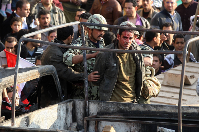 Egyptian soldiers detain an injured anti-government demonstrator following clashes between anti-government demonstrators and pro-regime opponents in Cairo's Tahrir square where crowds have gathered for a protest calling for the ouster of President Hosni Mubarak on February 2, 2011 (AFP Photo / STR)